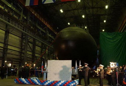 Tàu ngầm diesel Novorossiysk lớp Varshavyanka hạ thủy ở nhà máy Admiralteiiskiye, St.Petersburg, Nga